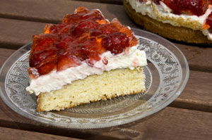 Ciasto z kremem kokosowym i z truskawkami